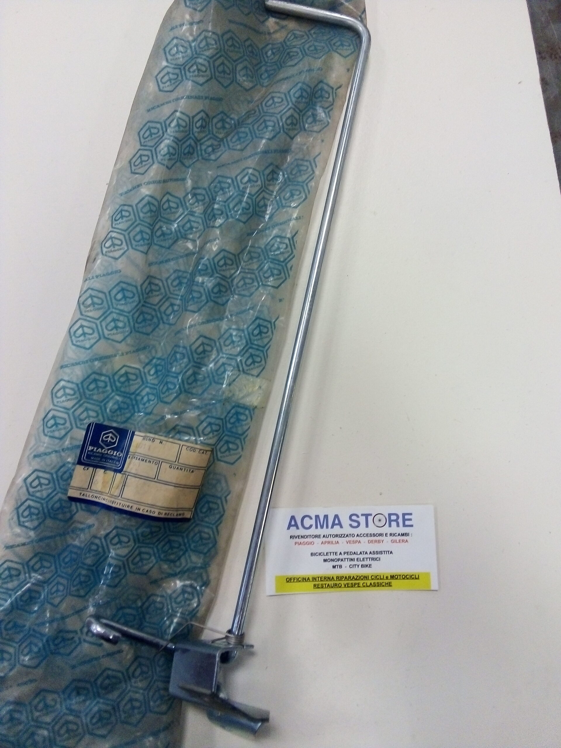 RICAMBIO ORIGINALE PIAGGIO COD. 178311(o 227229): GANCIO CHIUSURA DESTRO COFANO MOTORE VESPA PX-PE 125/150/200- T5 - immagine 2