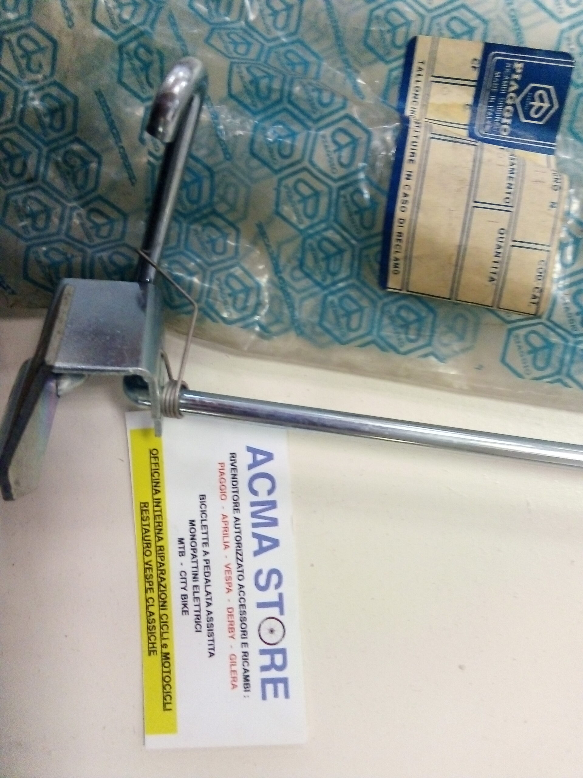 RICAMBIO ORIGINALE PIAGGIO COD. 178311(o 227229): GANCIO CHIUSURA DESTRO COFANO MOTORE VESPA PX-PE 125/150/200- T5 - immagine 3